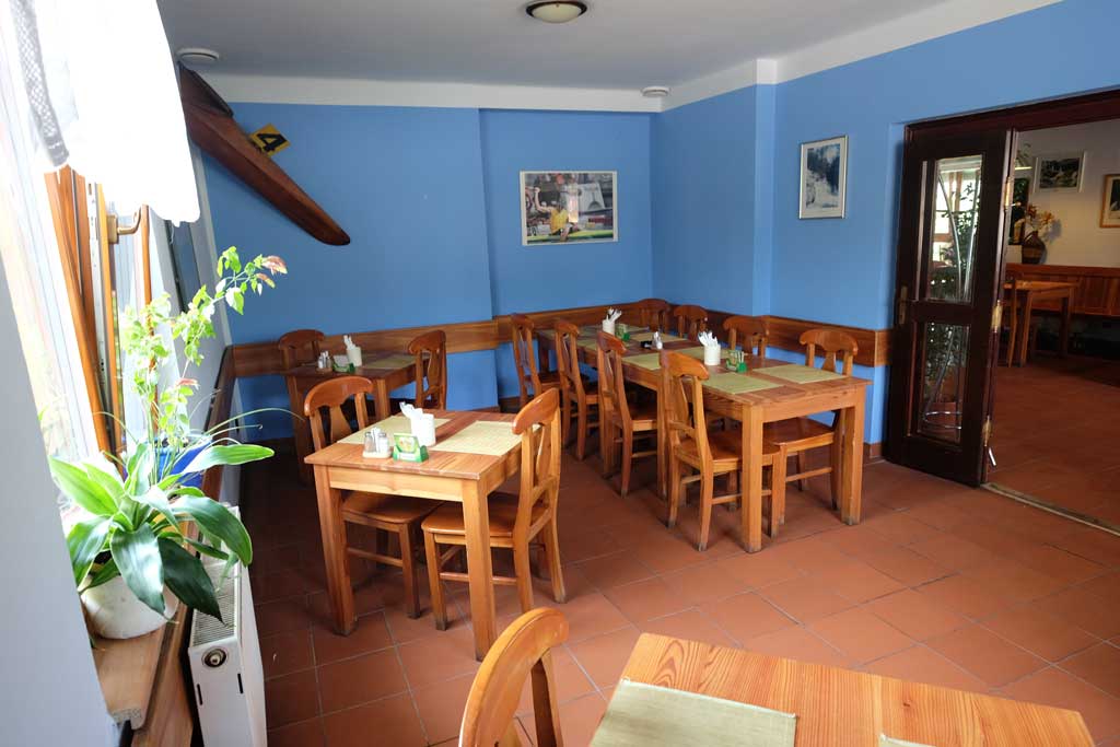 Posezení u velkých oken restaurace